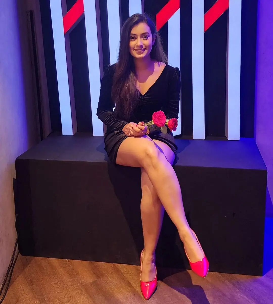 TELUGU TV ACTRESS DEEPA JAGADEESH LONG LEGS SHOW IN BLACK MINI SKIRT